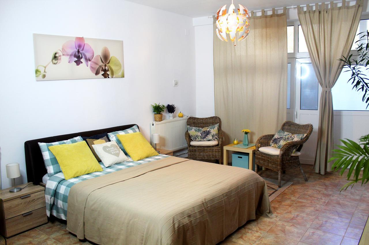 Collosal Studio Bukares Bagian luar foto