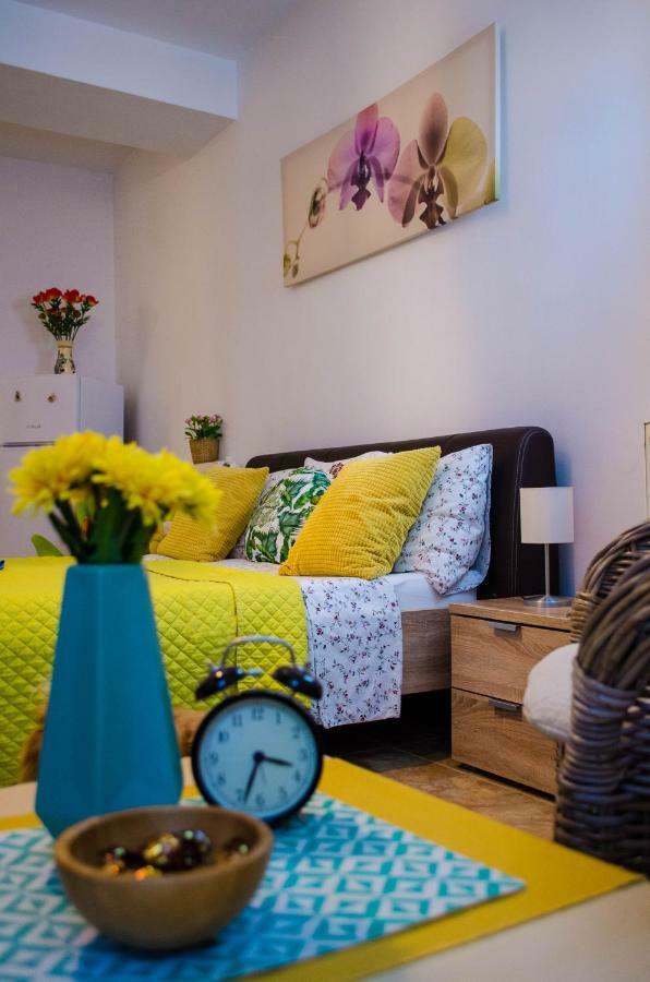 Collosal Studio Bukares Bagian luar foto