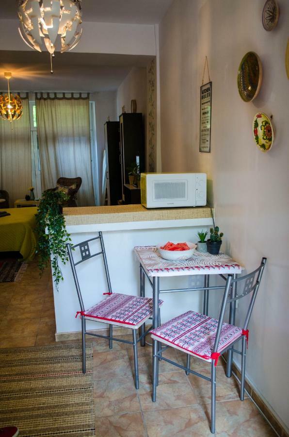 Collosal Studio Bukares Bagian luar foto