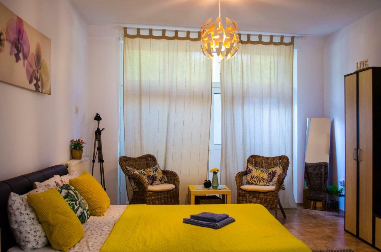 Collosal Studio Bukares Bagian luar foto