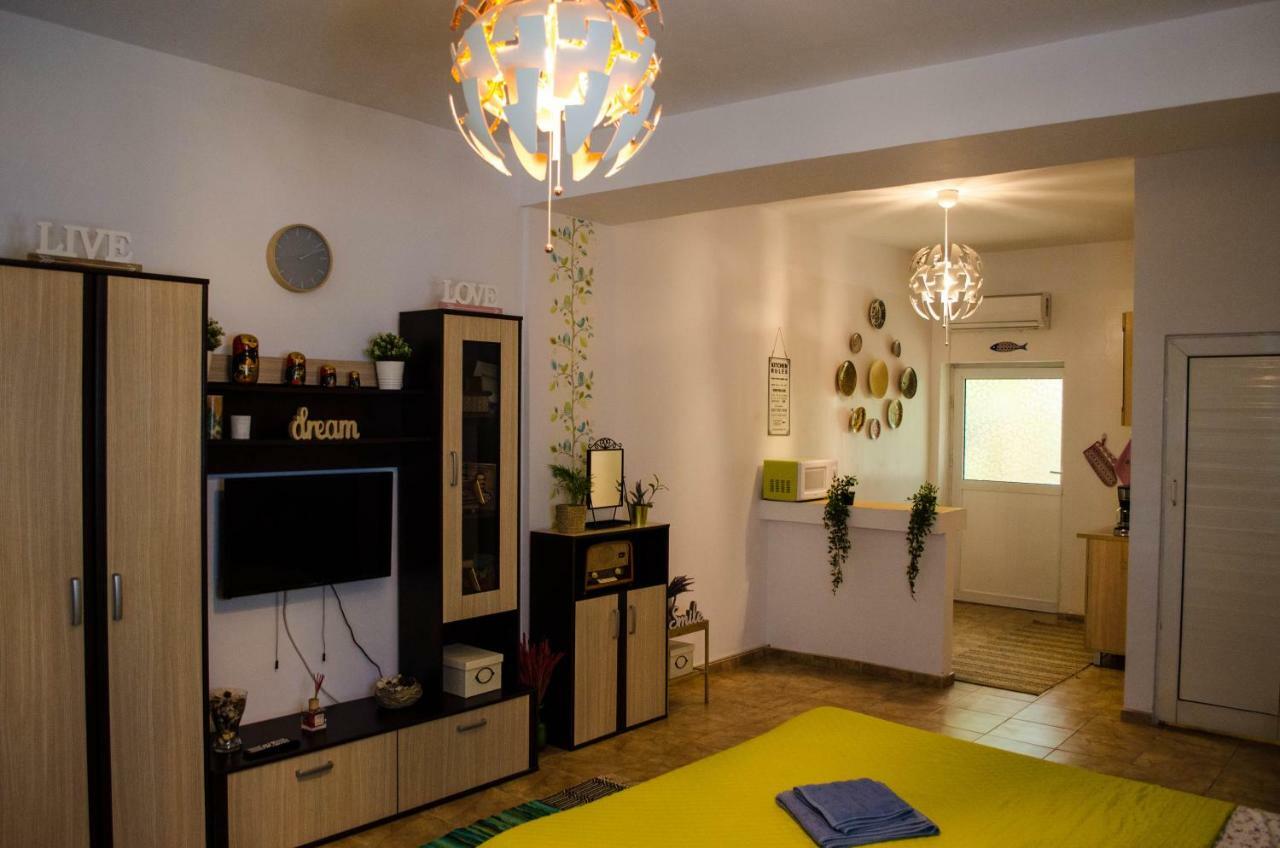 Collosal Studio Bukares Bagian luar foto
